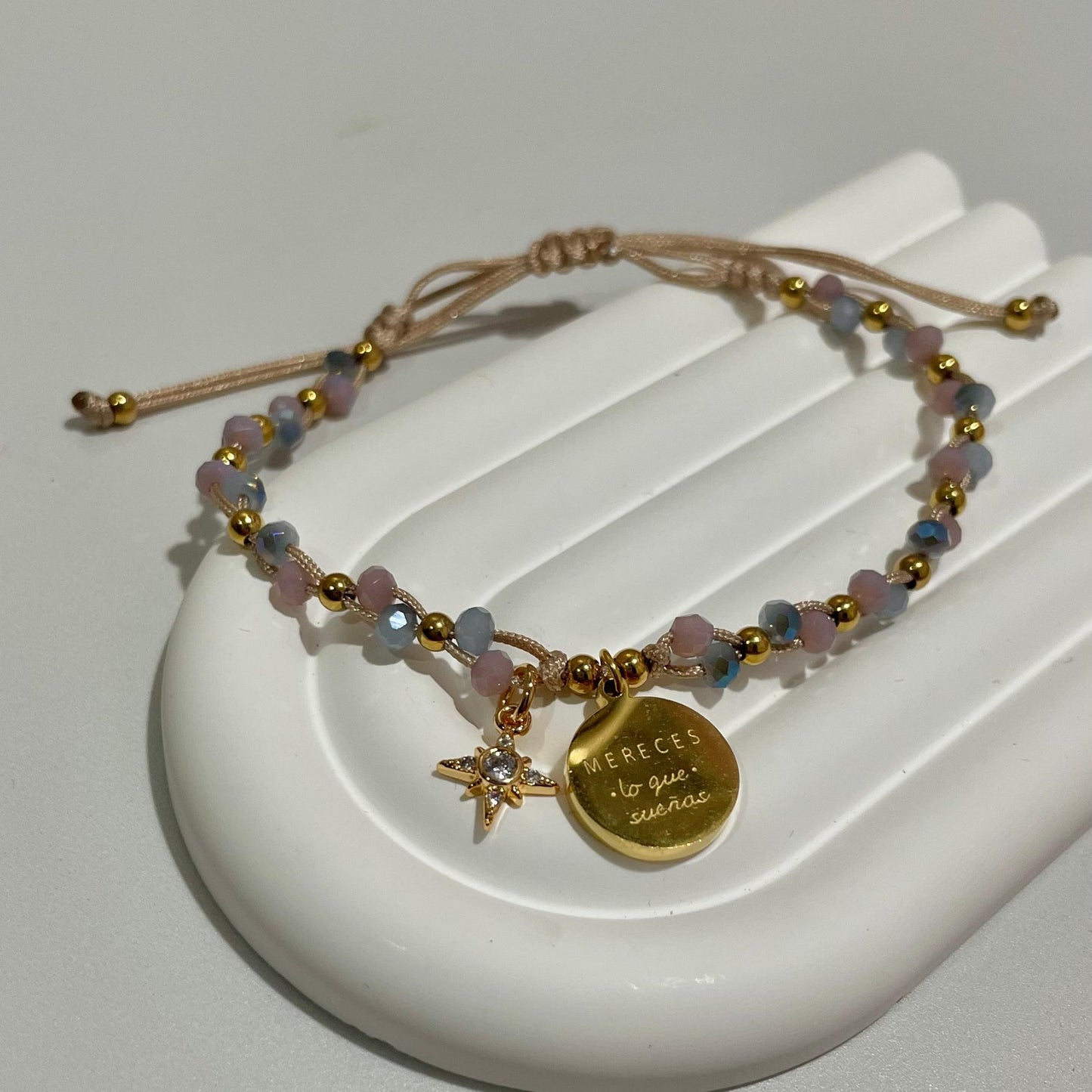 Pulsera Lo Merezco (con placa y frase)