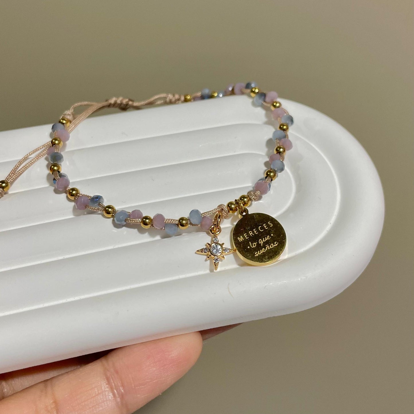 Pulsera Lo Merezco (con placa y frase)
