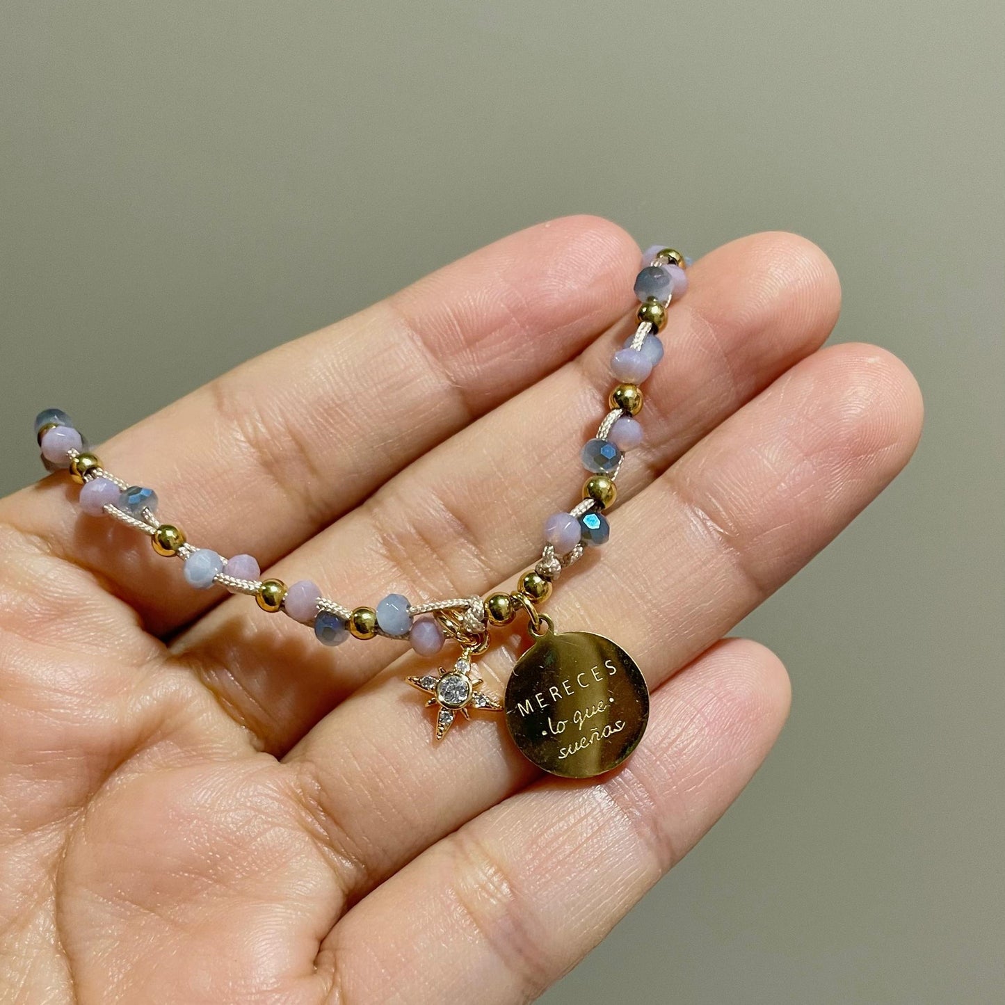 Pulsera Lo Merezco (con placa y frase)