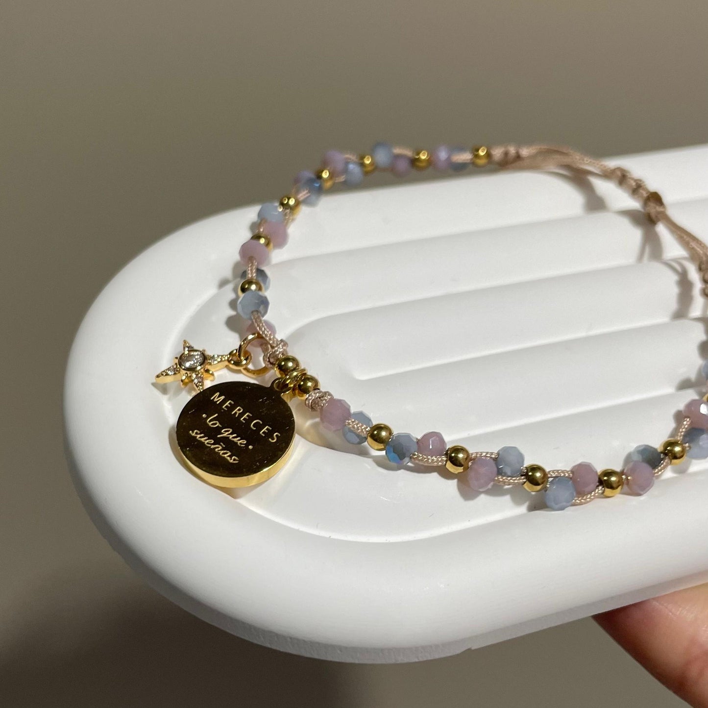 Pulsera Lo Merezco (con placa y frase)