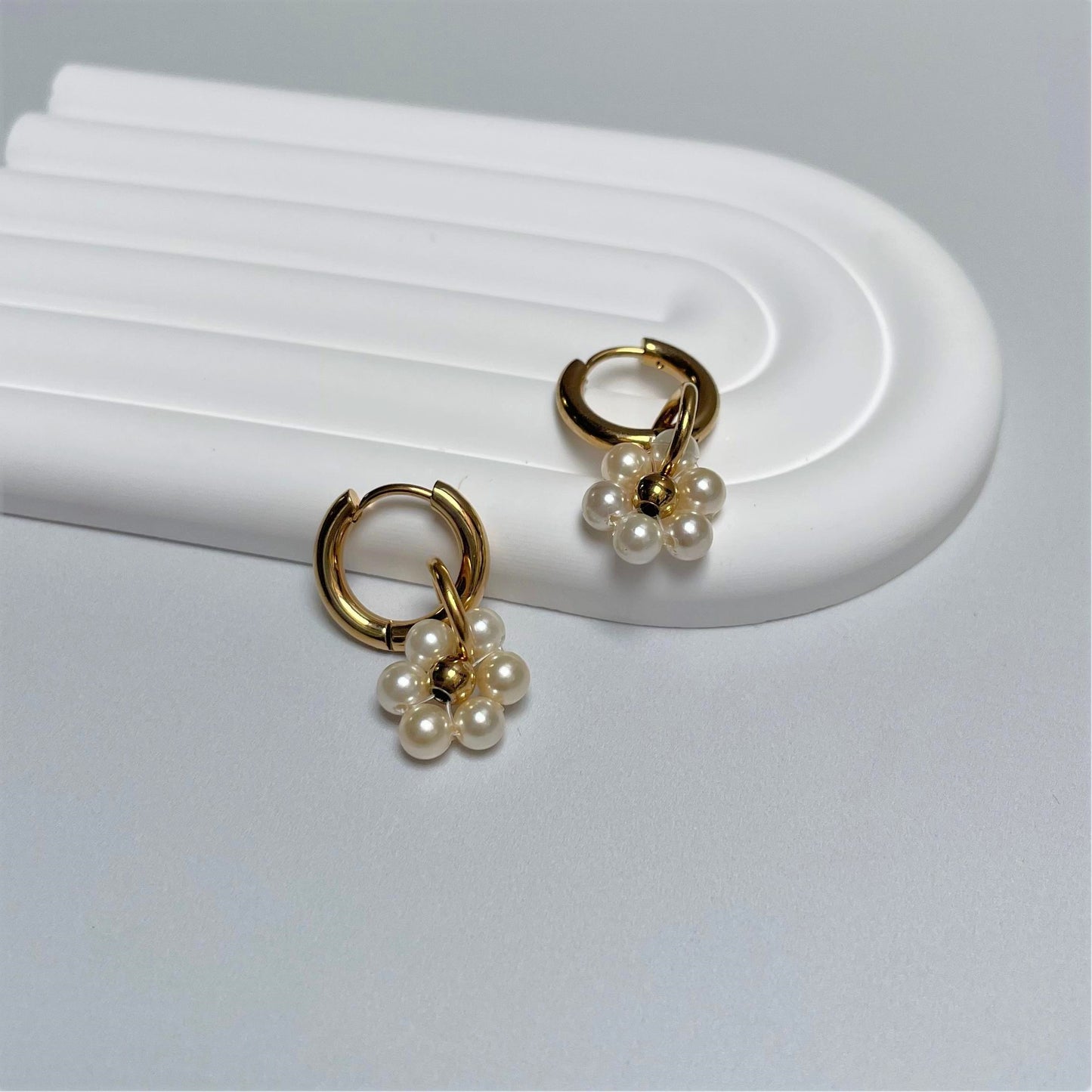 Argollas flores mini perlas